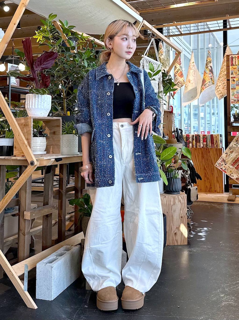 「差し色コーデ、低身長、個性派、デート/ロマンティック、女子会、旅行、niko and ...、デニムジャケット、ジャケット、ジャケットスタイル、アウター、キャミソール、ワイドパンツ、パンツ、ショルダーバッグ」｜「UGGの【UGG(アグ)】Classic Ultra Mini Platform（その他シューズ、イエロー系）」を使った、すなぎもさん（レディース・153cm）の秋コーディネートの1枚目の写真