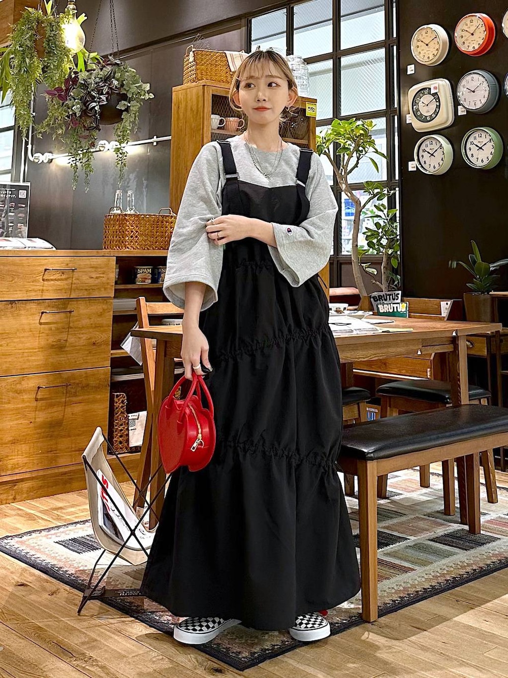 レッド系のショルダーバッグ、グレー系のTシャツ/カットソーを着用したレディースの冬コーディネートの1枚目の写真