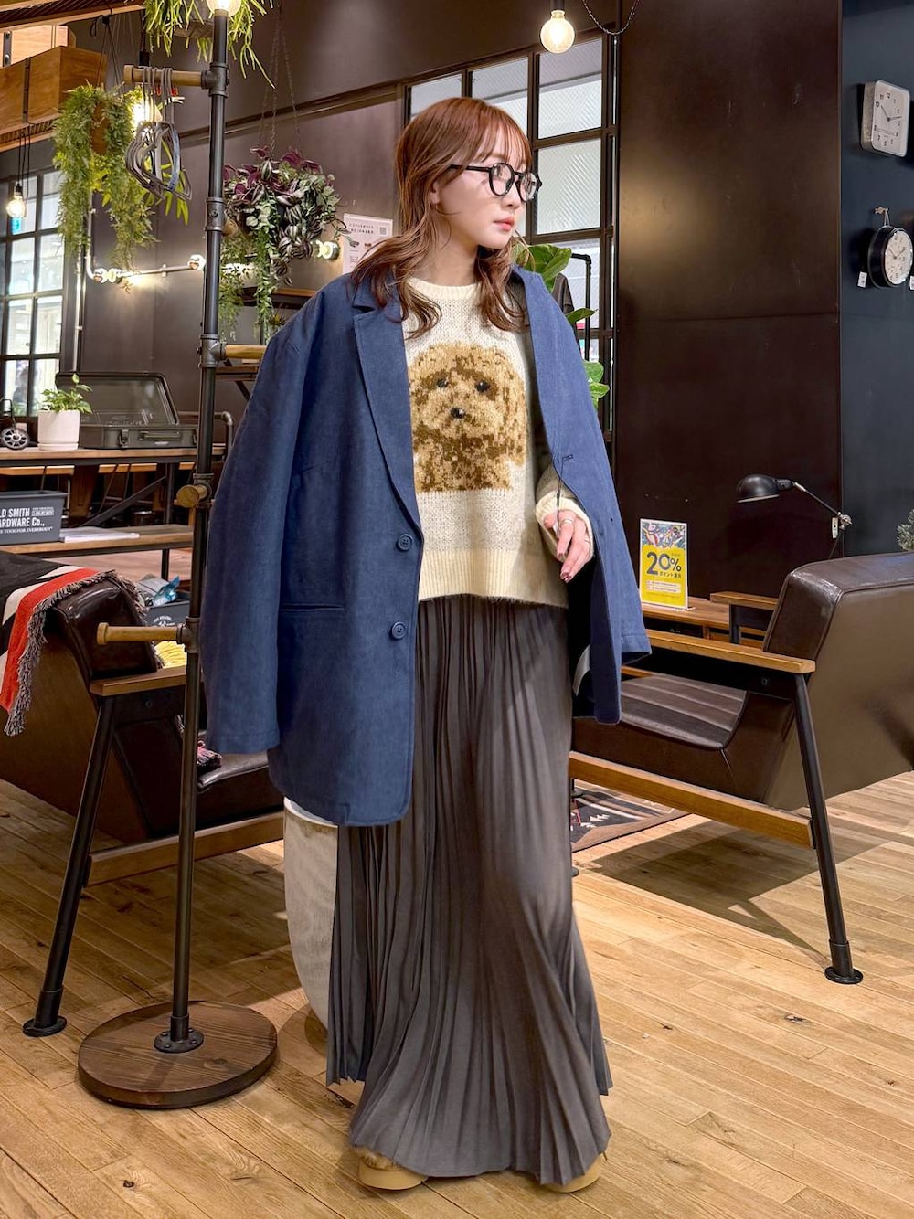 その他のモカシン/デッキシューズ、その他のスカート、ブルー系のテーラードジャケットを着用したレディースの秋コーディネートの1枚目の写真