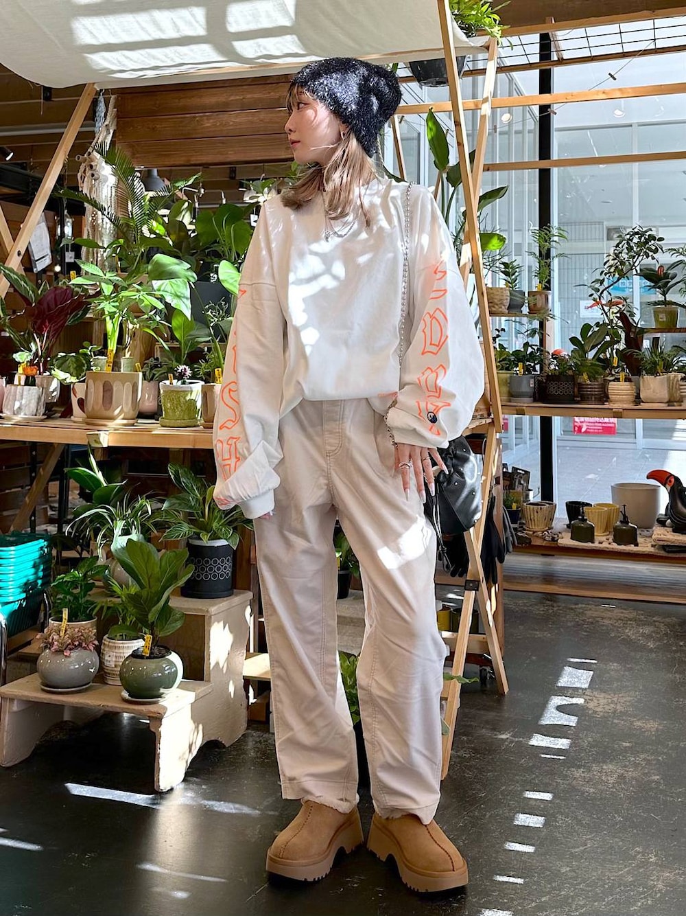 「差し色コーデ、低身長、個性派、デート/ロマンティック、女子会、旅行、niko and ...、ニット帽、Tシャツ、ロンT、ワイドパンツ、テーパードパンツ、パンツ、FISHS EDDY、ショルダーバッグ」｜「UGGの【UGG(アグ)】W New Heights Cozy Clog（その他シューズ、イエロー系）」を使った、すなぎもさん（レディース・153cm）の秋コーディネートの1枚目の写真