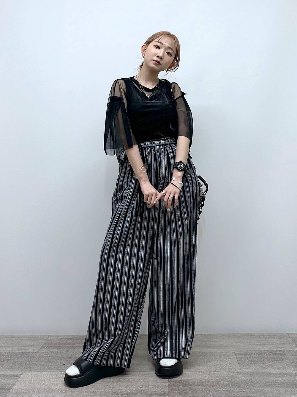 「差し色コーデ、低身長、旅行、個性派、デート/ロマンティック、女子会、niko and ...、タンクトップ、ワイドパンツ、パンツ、ショルダーバッグ、バッグ、サンダル、モノトーン、オーバーサイズ」｜「niko and...のオリジナルマクラメビーズチェンジショルダーバッグ（ショルダーバッグ、ブラック系）」を使った、すなぎもさん（レディース・153cm）の春コーディネートの1枚目の写真