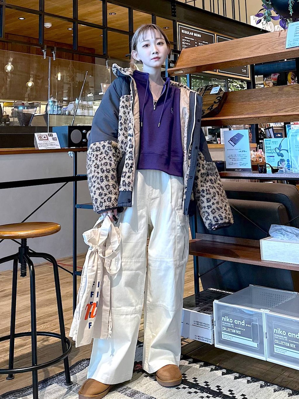 「差し色コーデ、低身長、個性派、デート/ロマンティック、女子会、旅行、niko and ...、アウター、スウェット、ワイドパンツ、セールコーデ、トートバッグ、FISHS EDDY、ブーツ、オーバーサイズ」｜「Fishs Eddyの[Fishs Eddy(フィッシュエディ)]巾着トートバッグ（トートバッグ、その他）」を使った、すなぎもさん（レディース・153cm）の冬コーディネートの1枚目の写真