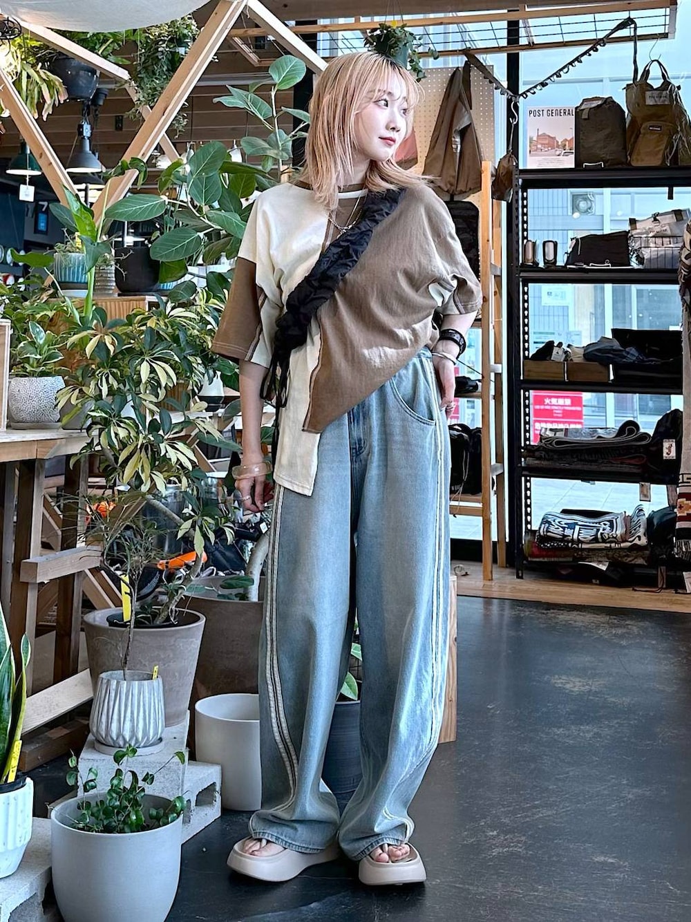 「差し色コーデ、低身長、個性派、夏コーデ、デート/ロマンティック、女子会、旅行、niko and ...、Tシャツ、ワイドパンツ、パンツ、デニムパンツ、ショルダーバッグ、バッグ、サンダル」｜「niko and...のオリジナルニコモコトングサンダル（サンダル、ベージュ系）」を使った、すなぎもさん（レディース・153cm）の夏コーディネートの1枚目の写真
