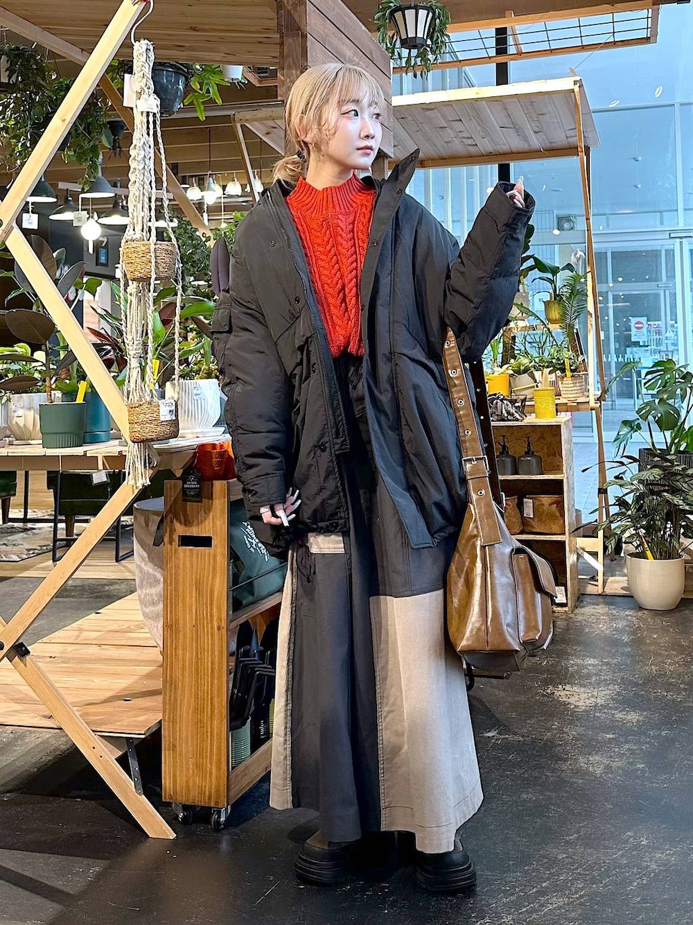 「差し色コーデ、低身長、個性派、デート/ロマンティック、女子会、旅行、niko and ...、アウター、コート、ニット、ダウンジャケット、スカート、ロングスカート、ショルダーバッグ、バッグ」｜「niko and...のアライドNEWモンスターブルゾン（ブルゾン、ブラック系）」を使った、すなぎもさん（レディース・153cm）の冬コーディネートの1枚目の写真