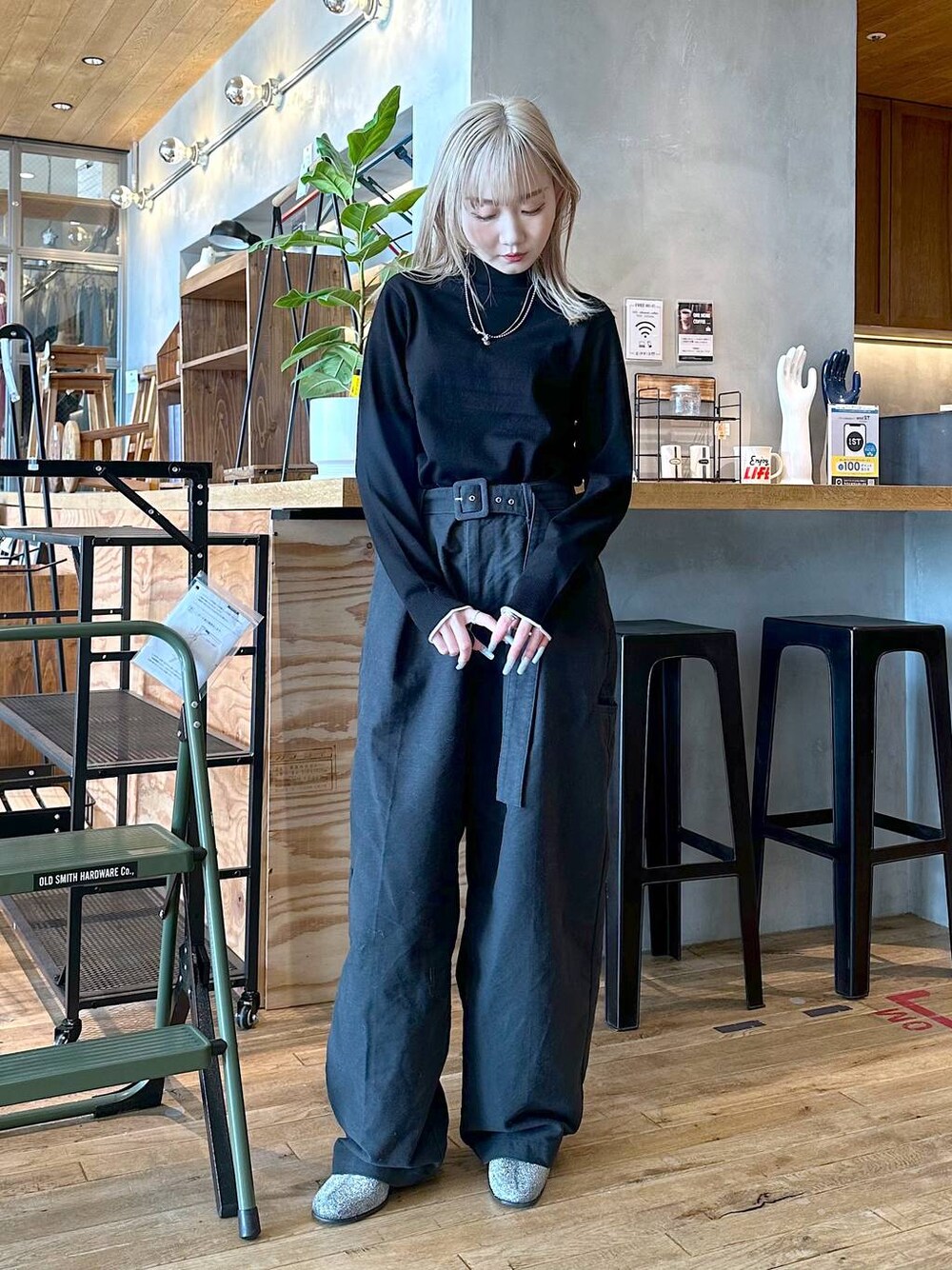 グレー系のその他パンツ、グレー系のブーツ、ブラック系のニット/セーターを着用したレディースの冬コーディネートの1枚目の写真