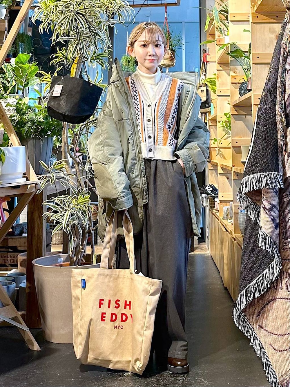 グレー系のその他パンツ、グリーン系のブルゾン、ベージュ系のニット/セーターを着用したレディースの冬コーディネートの1枚目の写真
