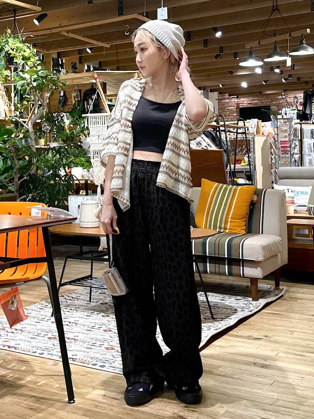 「ニット帽、シャツ、シャツスタイル、ワイドパンツ、パンツ、サンダル、春コーデ、春夏コーデ、夏コーデ、オーバーサイズ、カジュアル、カジュアルコーデ、大人カジュアル、差し色コーデ、低身長」｜「niko and...のDRYクシュイージーパンツ（その他パンツ、グレー系）」を使った、すなぎもさん（レディース・153cm）の春コーディネートの1枚目の写真