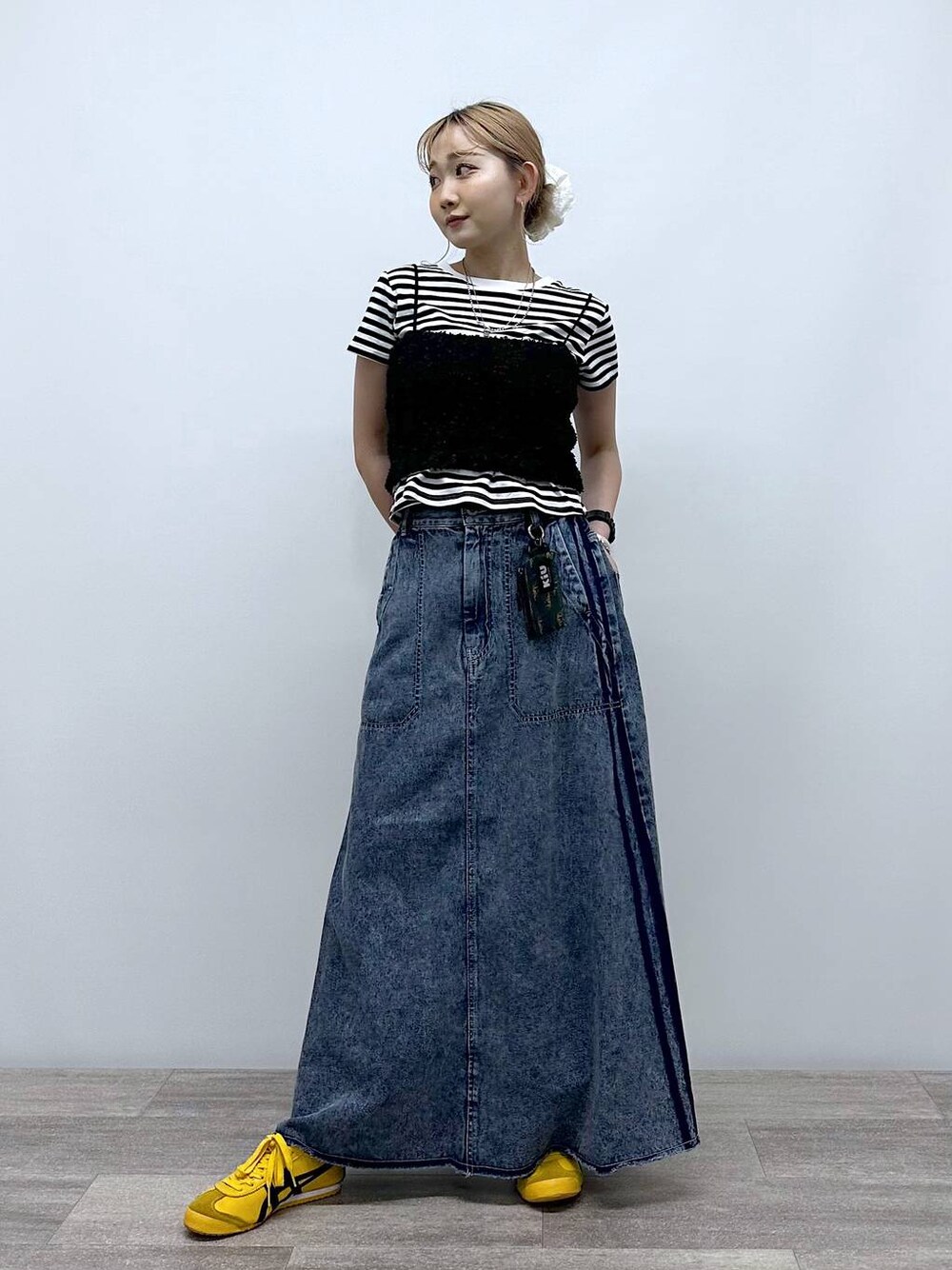 「デート/ロマンティック、女子会、旅行、niko and ...、個性派、低身長、差し色コーデ、ビスチェ、Tシャツ、スカート、ロングスカート、デニムパンツ、オーバーサイズ、スポーティ、夏コーデ」｜「niko and...のパタパタキャミビスチェ（ベスト、ブラック系）」を使った、すなぎもさん（レディース・153cm）の夏コーディネートの1枚目の写真