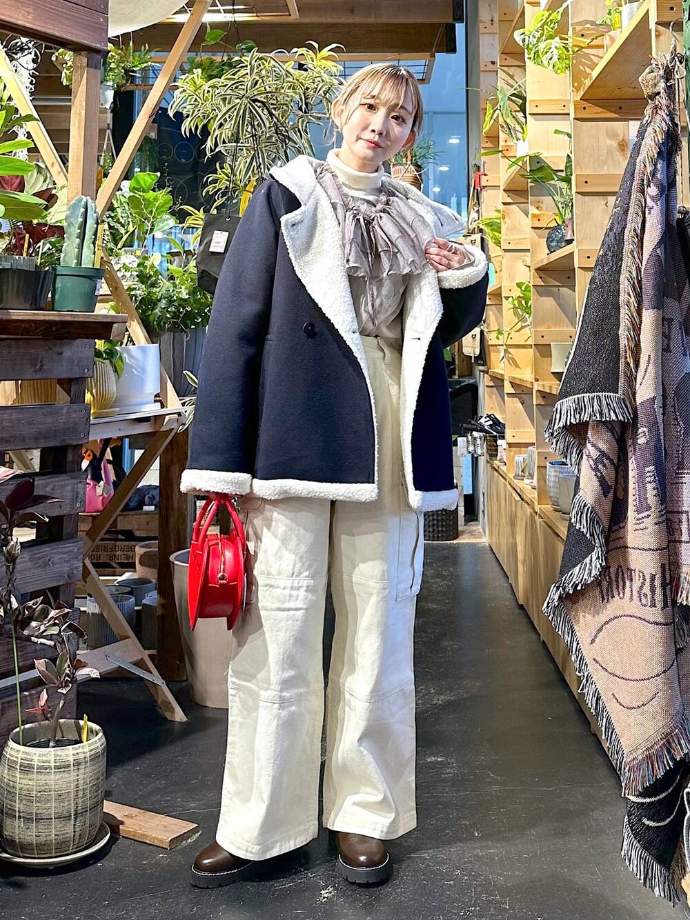 「春コーデ、差し色コーデ、低身長、個性派、デート/ロマンティック、女子会、旅行、niko and ...、アウター、ジャケット、ブラウス、ニット、ワイドパンツ、セールコーデ、ハンドバッグ」｜「niko and...のマルチWAYチュールフリルプルオーバー（Tシャツ/カットソー、グレー系）」を使った、すなぎもさん（レディース・153cm）の冬コーディネートの1枚目の写真