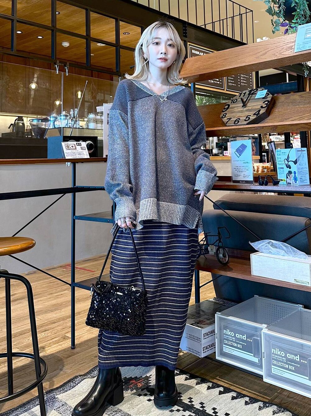 「差し色コーデ、低身長、個性派、デート/ロマンティック、女子会、旅行、niko and ...、ピアス、ニット、スカート、ロングスカート、ショルダーバッグ、バッグ、ショートブーツ、ブーツ」｜「niko and...のSilver925 フープピアス（ピアス（両耳用）、グレー系）」を使った、すなぎもさん（レディース・153cm）の冬コーディネートの1枚目の写真