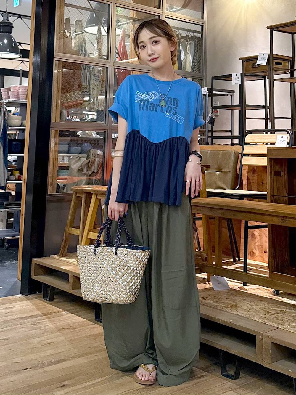 「差し色コーデ、低身長、個性派、デート/ロマンティック、女子会、旅行、niko and ...、Tシャツ、ワイドパンツ、パンツ、バッグ、ハンドバッグ、サンダル、セールコーデ、オーバーサイズ」｜「niko and...のオリジナルアソートトングサンダル（サンダル、イエロー系）」を使った、すなぎもさん（レディース・153cm）の夏コーディネートの1枚目の写真