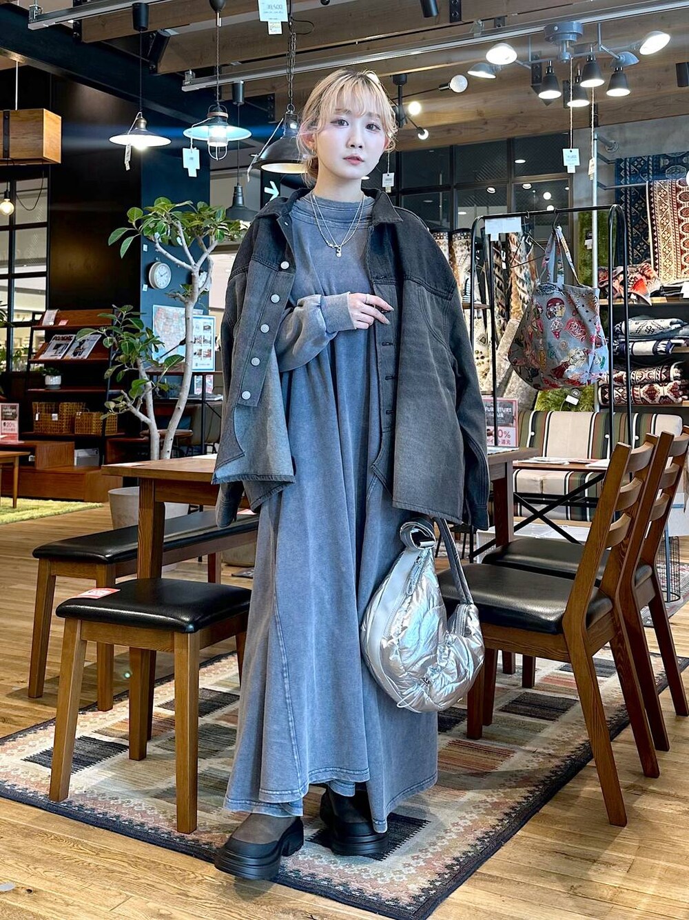 「差し色コーデ、低身長、個性派、デート/ロマンティック、女子会、旅行、niko and ...、ヘアアクセサリー、デニムジャケット、ジャケット、ジャケットスタイル、ワンピース、ショルダーバッグ、バッグ、ショートブーツ」｜「niko and...のレイヤード風フレアワンピース（ワンピース、ブルー系）」を使った、すなぎもさん（レディース・153cm）の秋コーディネートの1枚目の写真