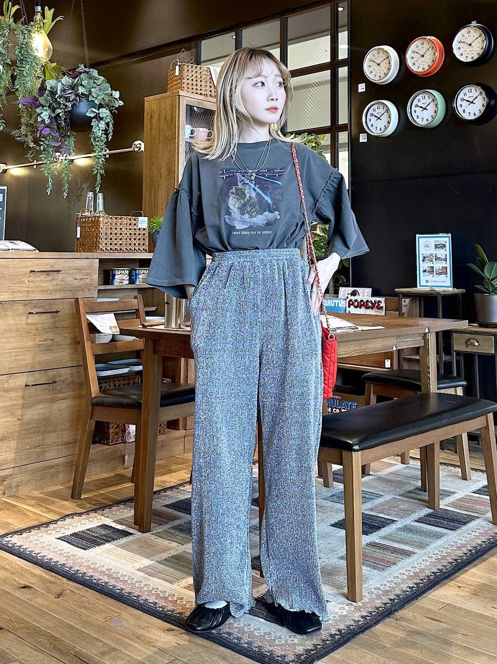 「差し色コーデ、低身長、個性派、デート/ロマンティック、女子会、旅行、niko and ...、Tシャツ、ワイドパンツ、パンツ、バッグ、ショルダーバッグ、パンプス、春コーデ、オーバーサイズ」｜「tiny tinyのキルトミニショルダーバッグ[tiny tiny(ティニーティニー)]（ショルダーバッグ、レッド系）」を使った、すなぎもさん（レディース・153cm）の春コーディネートの1枚目の写真
