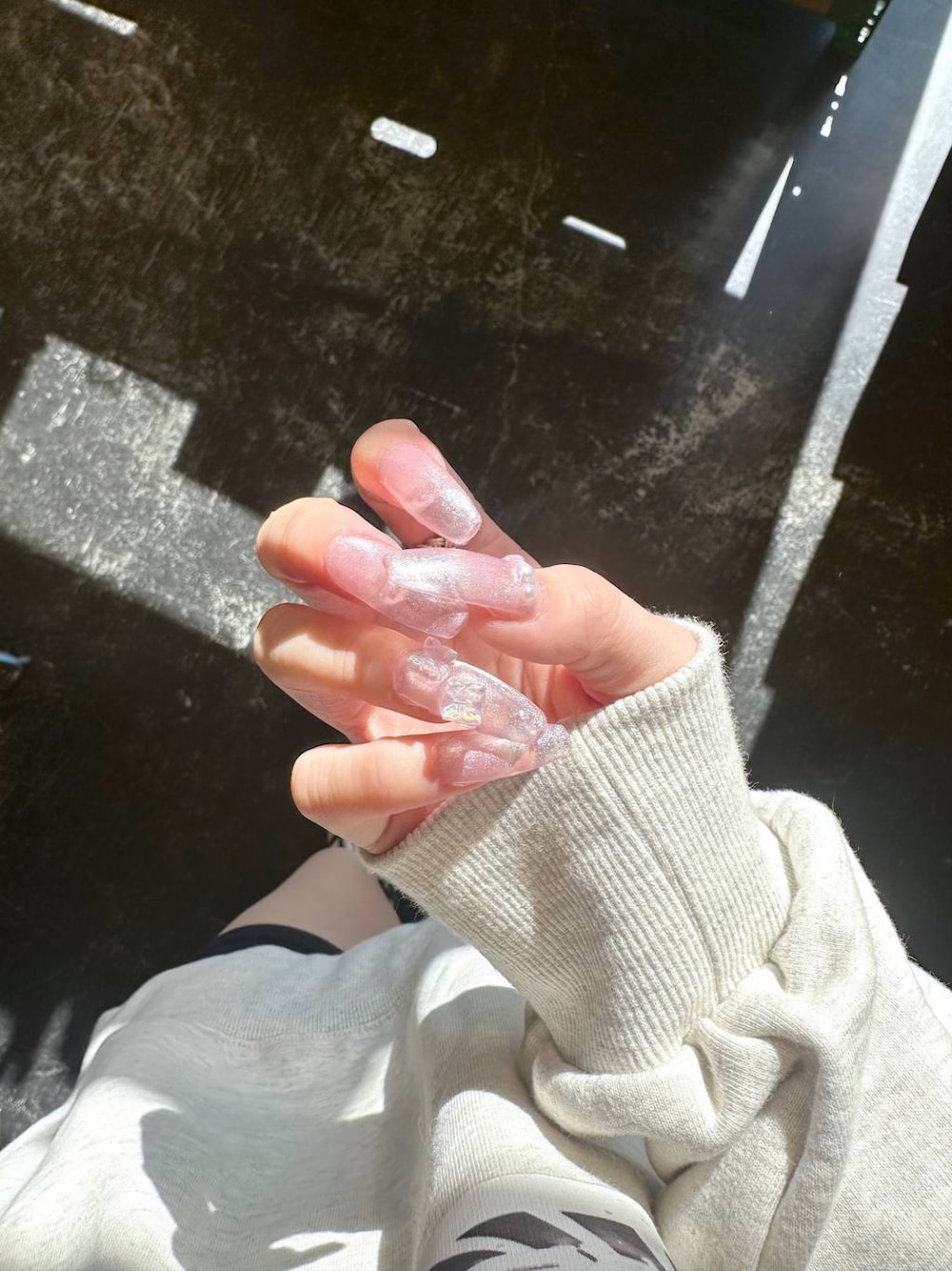 「差し色コーデ、低身長、個性派、デート/ロマンティック、女子会、旅行、niko and ...、ネイルチップ、ピンク、マグネットネイル、春色、春ネイル、スクエアネイル、スクエアオフネイル、スクエア」｜「Fishs Eddyの【Fishs Eddy(フィッシュエディ)】スウェットプルオーバー【UNISEX】（スウェット、グレー系）」を使った、すなぎもさん（レディース・153cm）の春コーディネートの1枚目の写真