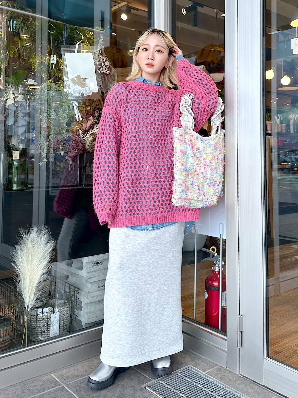 「差し色コーデ、低身長、個性派、女子会、旅行、niko and...、ニット、シャツ、オーバーサイズ、スカート、ロングスカート、スウェット、NUMERALS、トートバッグ、バッグ」｜「niko and...のオリジナル厚底ゴアブーツ（ブーツ、グレー系）」を使った、すなぎもさん（レディース・153cm）の秋コーディネートの1枚目の写真