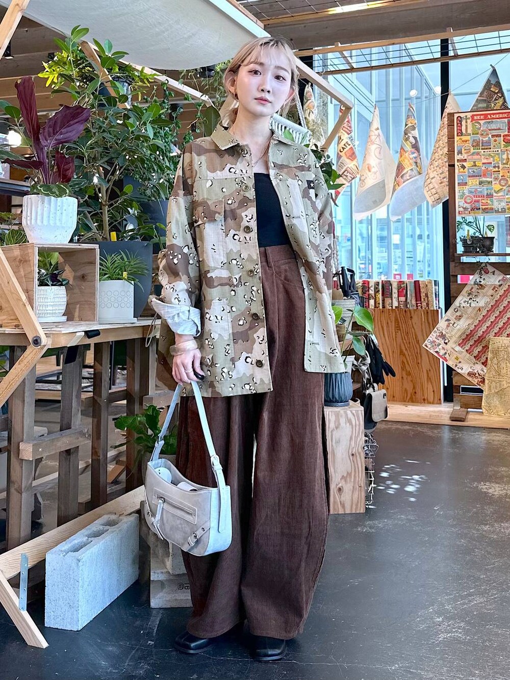 「バッグ、パンプス、秋コーデ、ユニセックス、秋冬新作、差し色コーデ、低身長、個性派、デート/ロマンティック、女子会、旅行、niko and ...、ジャケット、ジャケットスタイル、ミリタリー」｜「niko and...のルームドライ/2WAYベアカップキャミソール（キャミソール、ブラック系）」を使った、すなぎもさん（レディース・153cm）の秋コーディネートの1枚目の写真