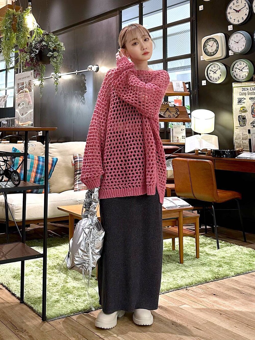 「差し色コーデ、低身長、個性派、デート/ロマンティック、女子会、旅行、niko and ...、ニット、スカート、ロングスカート、ショルダーバッグ、バッグ、ショートブーツ、ブーツ、冬コーデ」｜「niko and...のオリジナル厚底ゴアブーツ（ブーツ、ベージュ系）」を使った、すなぎもさん（レディース・153cm）の冬コーディネートの1枚目の写真