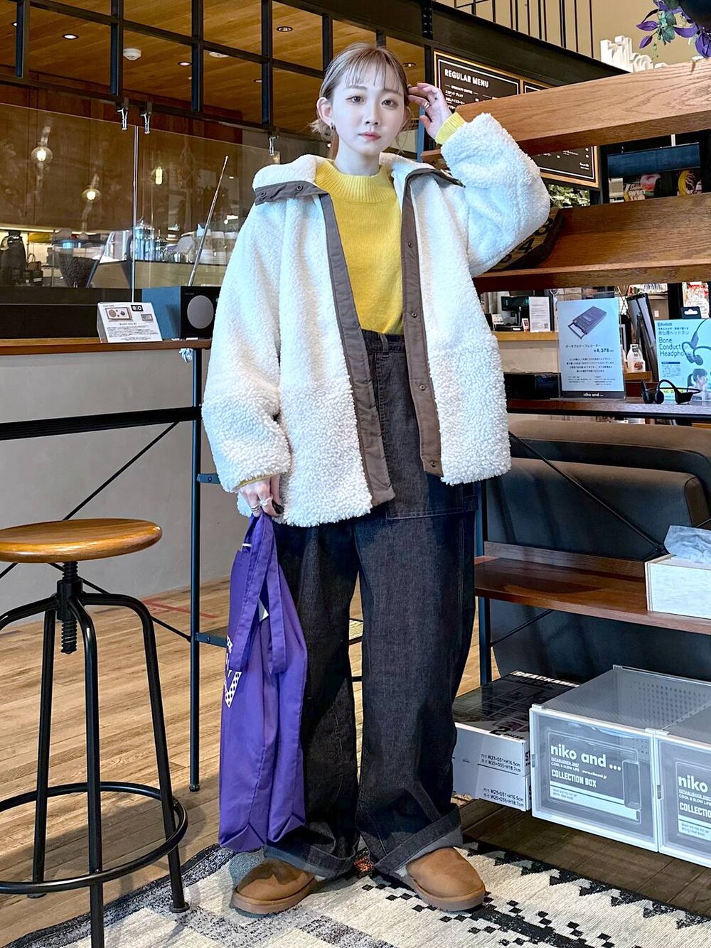「差し色コーデ、低身長、個性派、デート/ロマンティック、女子会、旅行、niko and ...、アウター、コート、ニット、ワイドパンツ、トートバッグ、バッグ、FISHS EDDY、ブーツ」｜「Fishs Eddyの[Fishs Eddy(フィッシュエディ)]カラートートバッグ（トートバッグ、パープル系）」を使った、すなぎもさん（レディース・153cm）の冬コーディネートの1枚目の写真