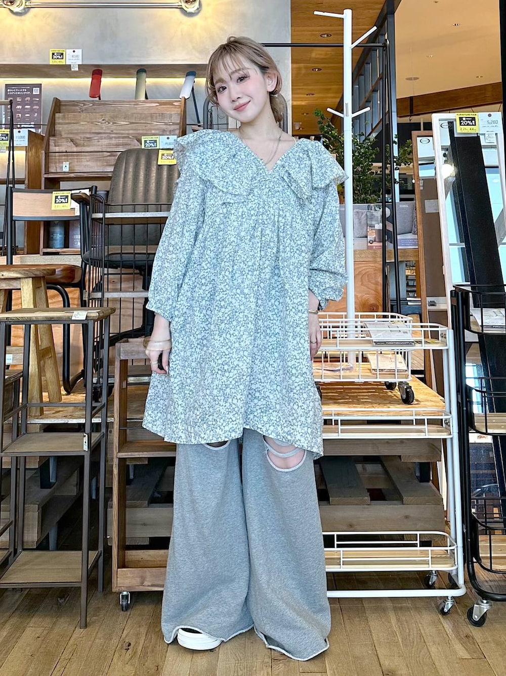 「春色、差し色コーデ、低身長、個性派、デート/ロマンティック、女子会、旅行、niko and ...、ワンピース、スウェットパンツ、パンツ、ワイドパンツ、ガーリー、春コーデ、春服みてみて」｜「niko and...のプレミアムローンフリルチュニック（チュニック、グリーン系）」を使った、すなぎもさん（レディース・153cm）の春コーディネートの1枚目の写真