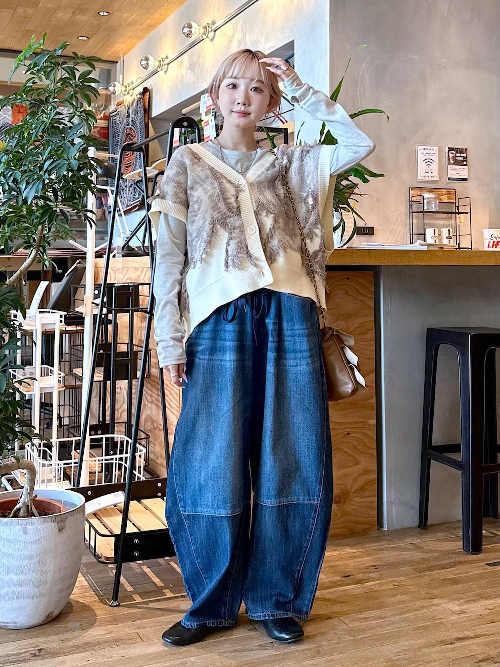 「差し色コーデ、低身長、個性派、デート/ロマンティック、女子会、旅行、niko and ...、ベスト、ニット、Tシャツ、ロンT、デニムパンツ、ワイドパンツ、パンツ、ショルダーバッグ」｜「niko and...のサイドシャーリングラメプルオーバー（Tシャツ/カットソー、グレー系）」を使った、すなぎもさん（レディース・153cm）の夏コーディネートの1枚目の写真