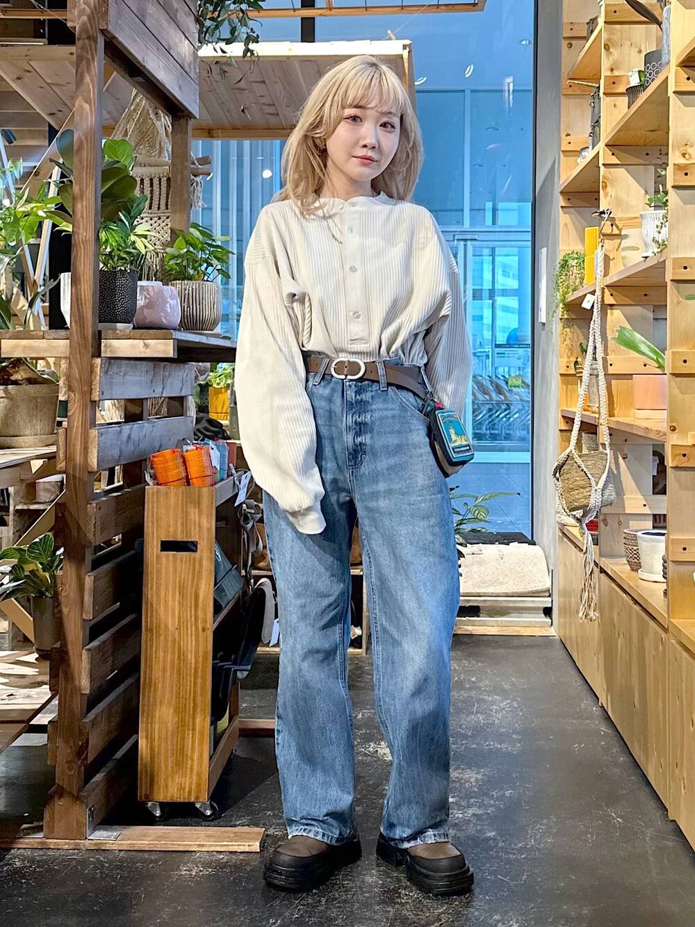 「差し色コーデ、低身長、個性派、デート/ロマンティック、女子会、旅行、niko and ...、Tシャツ、ロンT、デニムパンツ、ワイドパンツ、メンズライク、ユニセックス、オーバーサイズ、カジュアル」｜「niko and...のオリジナル切り替えサイドゴアブーツ（ブーツ、ブラウン系）」を使った、すなぎもさん（レディース・153cm）の冬コーディネートの1枚目の写真