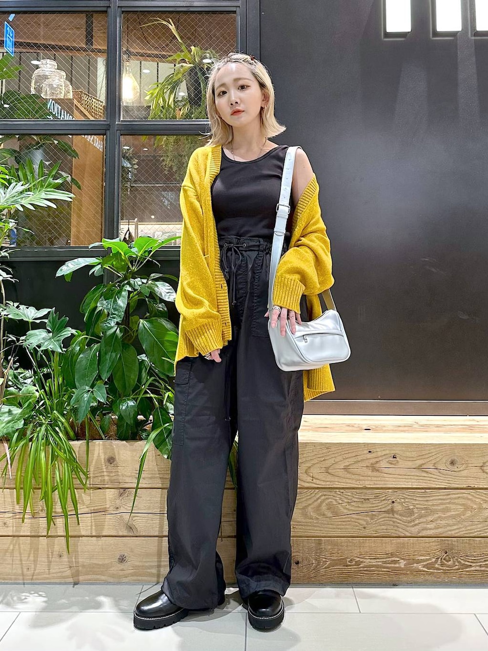 グレー系のタンクトップ、ブラック系のカーゴパンツ、イエロー系のカーディガン/ボレロを着用したレディースの夏コーディネートの1枚目の写真