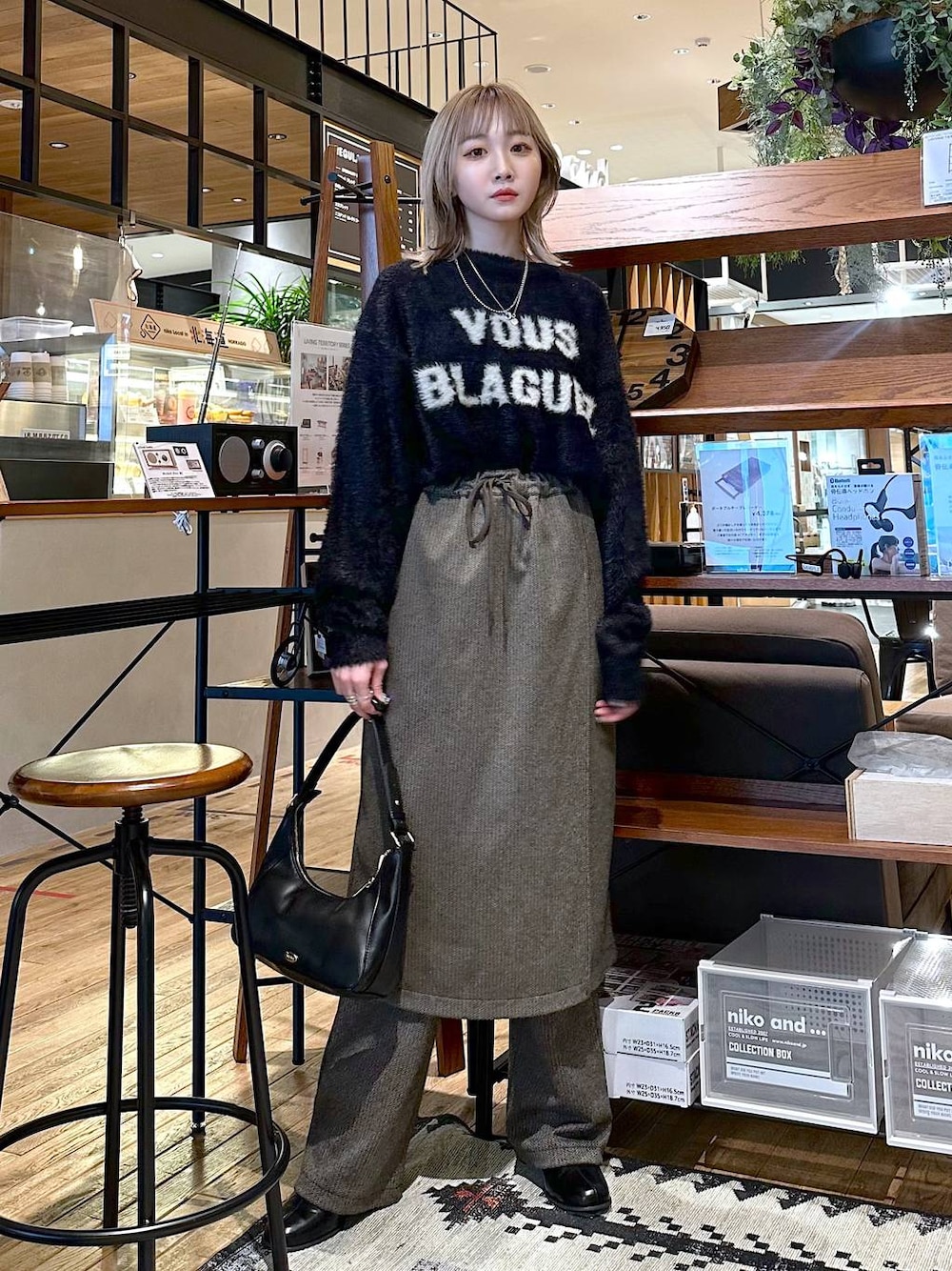 「差し色コーデ、低身長、個性派、冬コーデ、オーバーサイズ、セールコーデ、デート/ロマンティック、女子会、旅行、niko and ...、ニット、スカート、ワイドパンツ、ショルダーバッグ、バッグ」｜「niko and...のオリジナルシューズケース2個セット（収納グッズ、その他）」を使った、すなぎもさん（レディース・153cm）の冬コーディネートの1枚目の写真