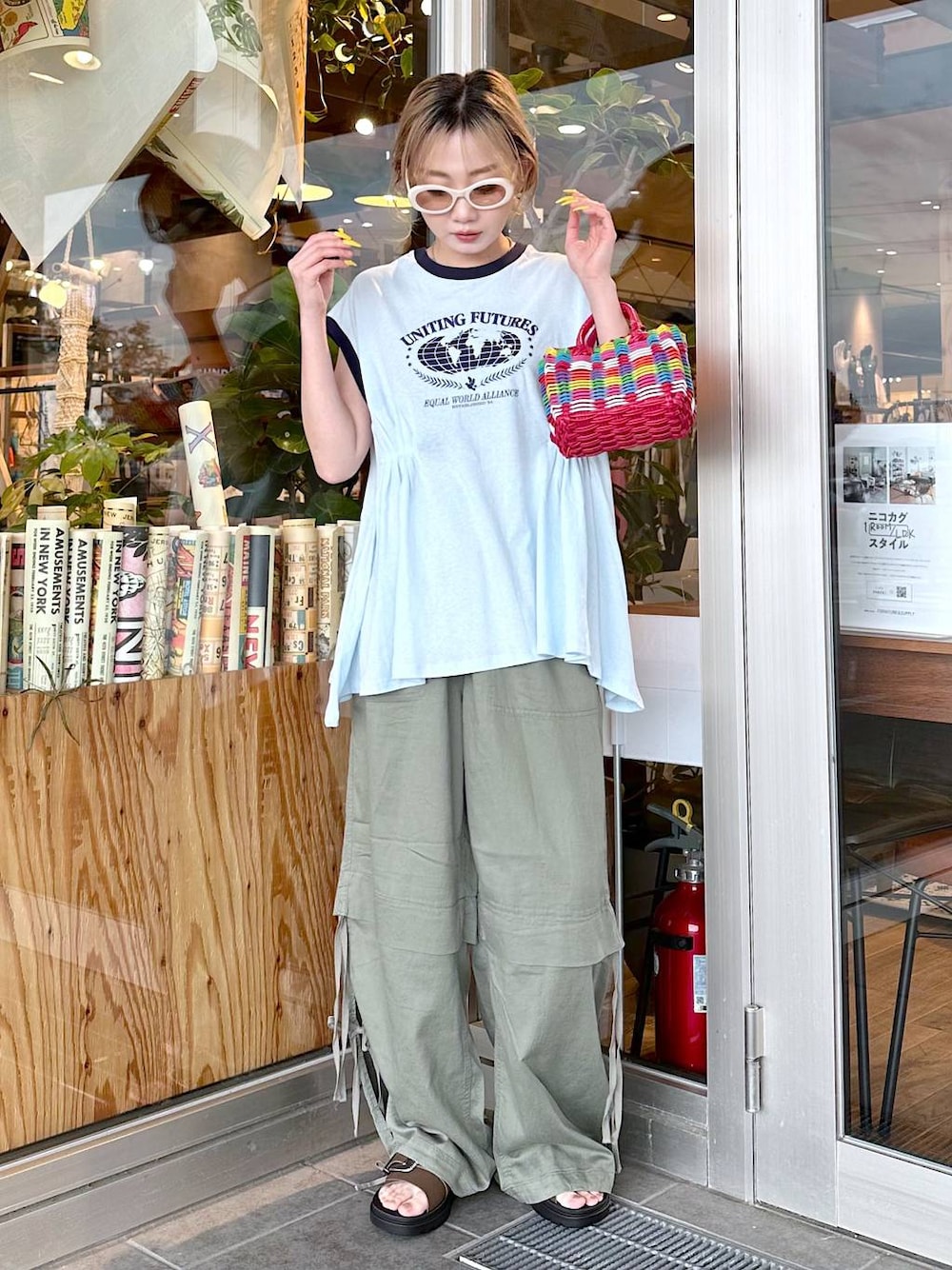 「差し色コーデ、低身長、個性派、デート/ロマンティック、女子会、旅行、niko and ...、サングラス、Tシャツ、新作、ワイドパンツ、パンツ、ハンドバッグ、バッグ、サンダル」｜「niko and...のレイヤードライクスリットパンツ（その他パンツ、グリーン系）」を使った、すなぎもさん（レディース・153cm）の春コーディネートの1枚目の写真