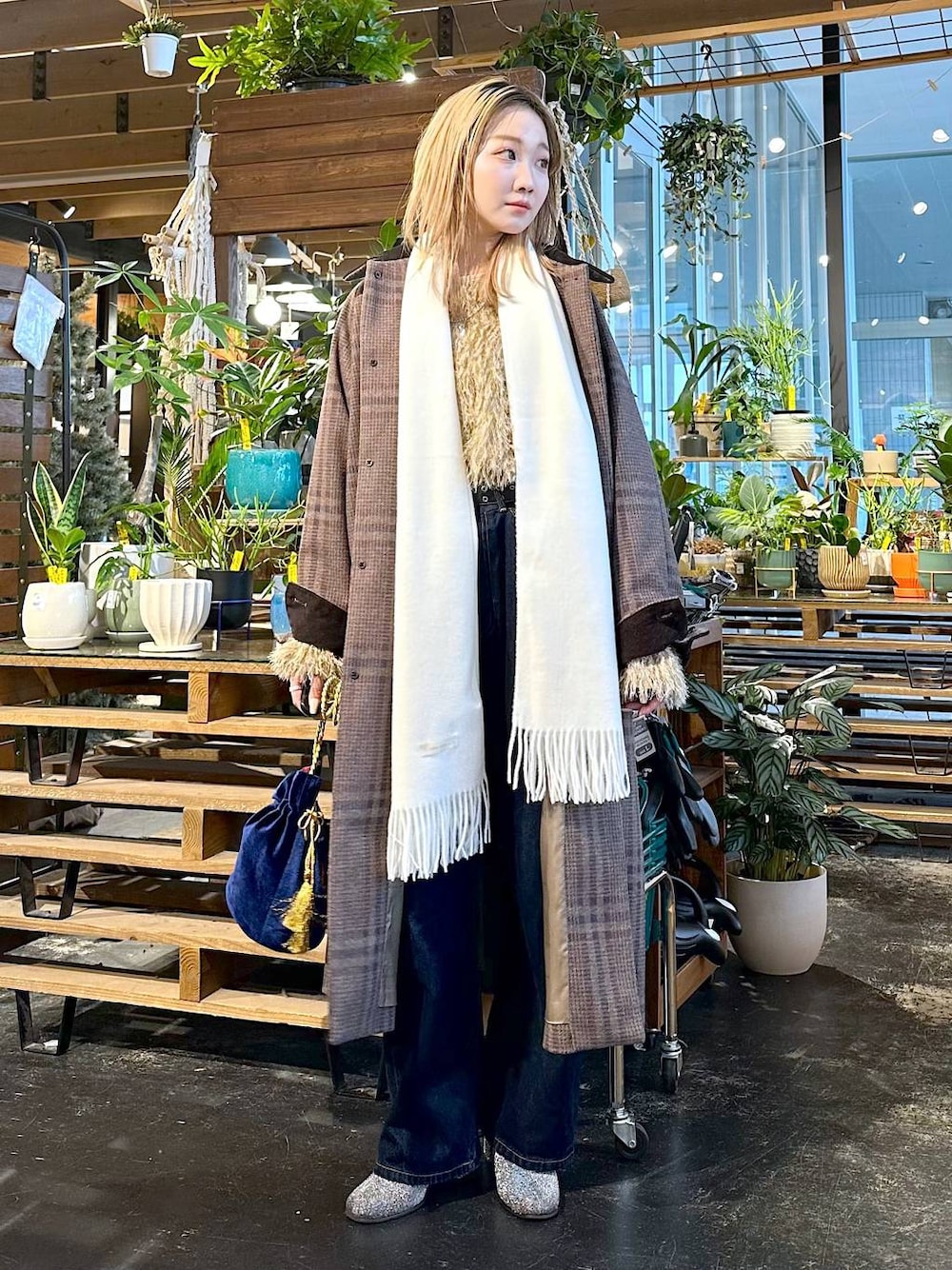 ブラウン系のその他アウター、ブルー系のデニムパンツ、グレー系のブーツを着用したレディースの冬コーディネートの1枚目の写真
