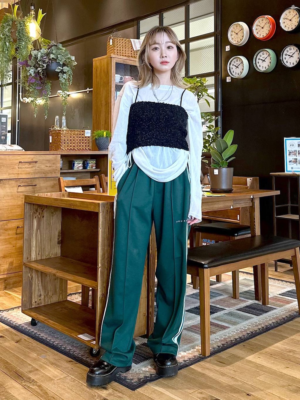ブラック系のベスト、グリーン系のその他パンツ、ベージュ系のTシャツ/カットソーを着用したレディースの春コーディネートの1枚目の写真