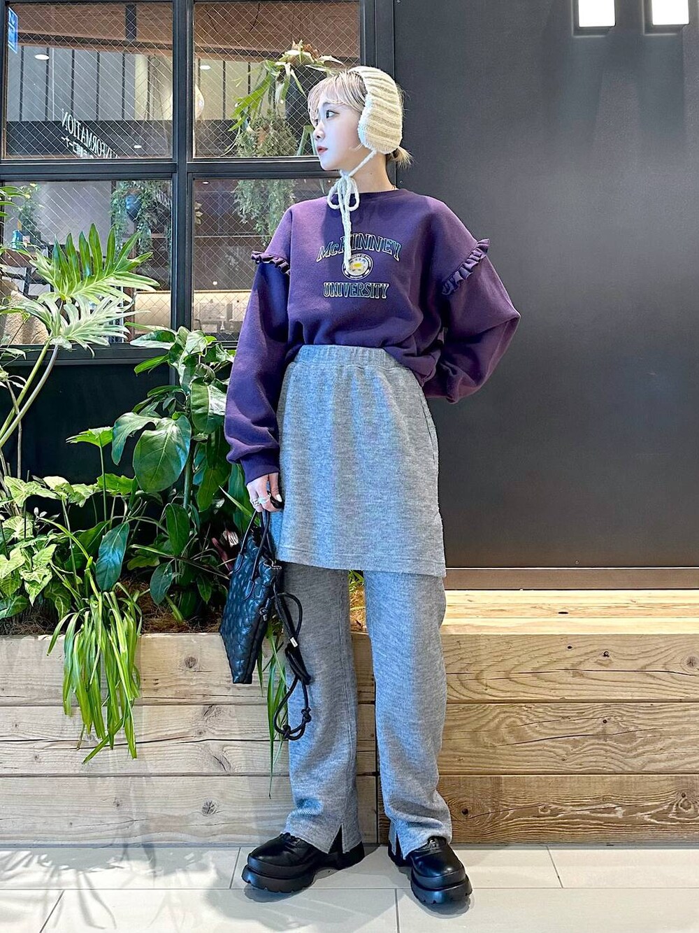 「差し色コーデ、低身長、個性派、デート/ロマンティック、女子会、旅行、niko and...、スウェット、ワイドパンツ、ミニスカート、ハンドバッグ、ショルダーバッグ、バッグ、ショートブーツ、ブーツ」｜「niko and...のオリジナル2WAY巾着ショルダーバッグ（ショルダーバッグ、グレー系）」を使った、すなぎもさん（レディース・153cm）の秋コーディネートの1枚目の写真