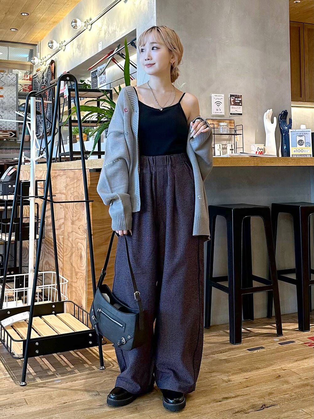 「低身長、個性派、デート/ロマンティック、女子会、旅行、niko and ...、ニット、カーディガン、ワイドパンツ、パンツ、差し色コーデ、ショルダーバッグ、バッグ、オーバーサイズ、秋コーデ」｜「niko and...のオジネップスラックスパンツ（スラックス、パープル系）」を使った、すなぎもさん（レディース・153cm）の秋コーディネートの1枚目の写真
