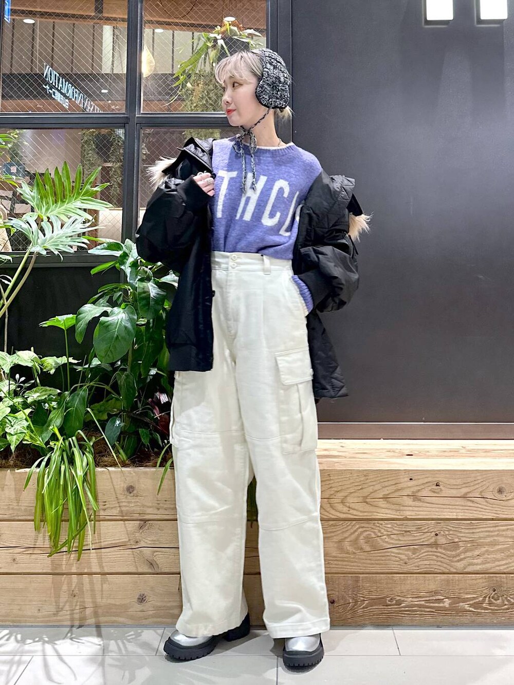 「差し色コーデ、低身長、個性派、デート/ロマンティック、女子会、旅行、niko and...、アウター、ニット、ワイドパンツ、ショートブーツ、秋コーデ、冬コーデ、オーバーサイズ、セールコーデ」｜「niko and...のN-3Bフライトコート（ブルゾン、ブラック系）」を使った、すなぎもさん（レディース・153cm）の秋コーディネートの1枚目の写真