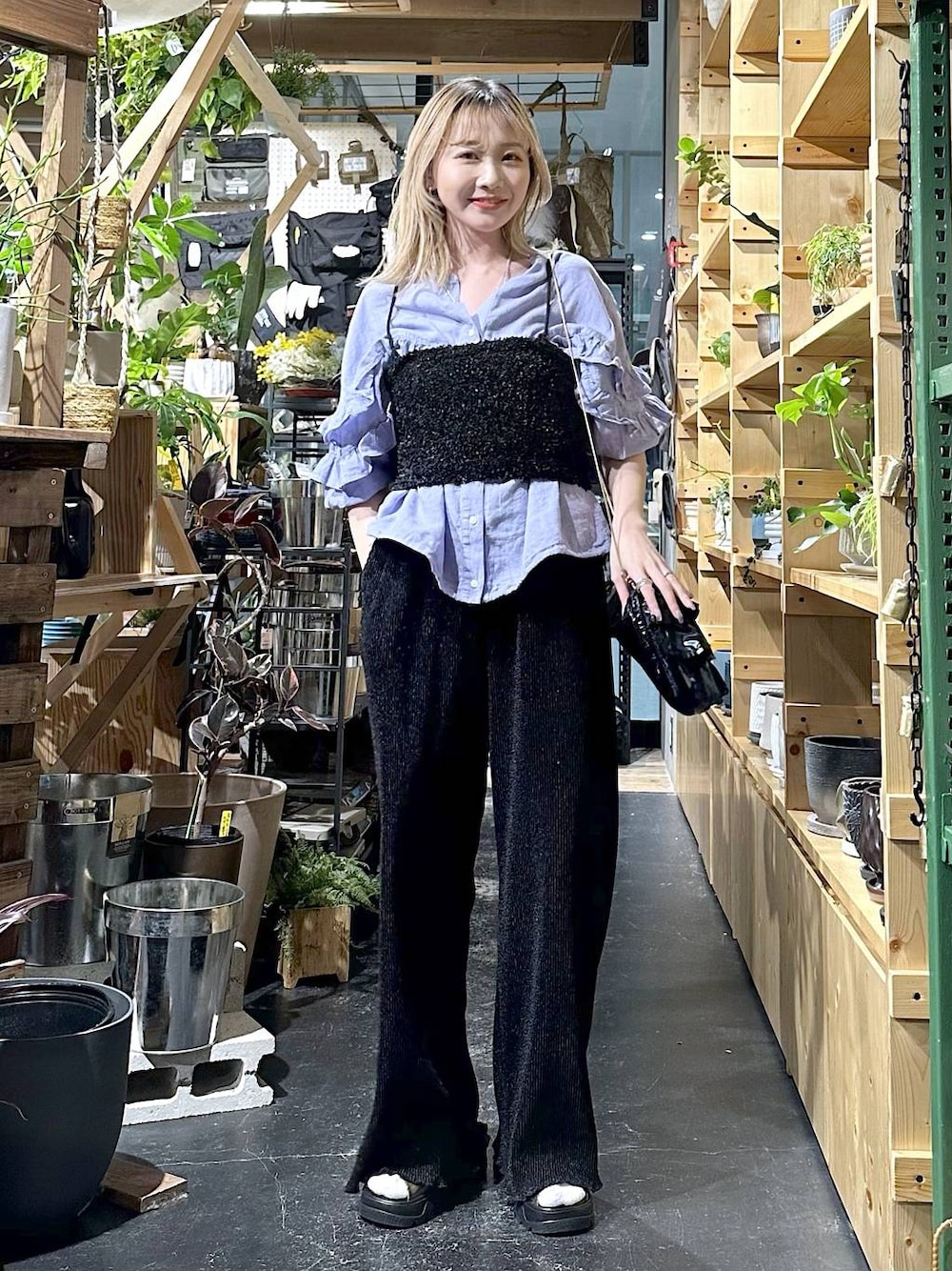 「差し色コーデ、低身長、個性派、デート/ロマンティック、女子会、旅行、niko and ...、ブラウス、ワイドパンツ、パンツ、サンダル、ショルダーバッグ、バッグ、オーバーサイズ、春コーデ」｜「niko and...のオリジナルクロスベルトサンダル（サンダル、その他）」を使った、すなぎもさん（レディース・153cm）の春コーディネートの1枚目の写真