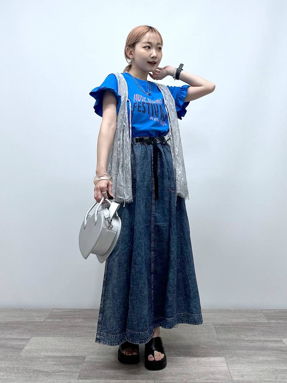 「差し色コーデ、低身長、個性派、デート/ロマンティック、女子会、旅行、niko and ...、ベスト、Tシャツ、スカート、ロングスカート、ハンドバッグ、ショルダーバッグ、バッグ、サンダル」｜「tiny tinyのハート2WAYトートバッグ[tiny tiny(ティニーティニー)]（ショルダーバッグ、シルバー系）」を使った、すなぎもさん（レディース・153cm）の夏コーディネートの1枚目の写真