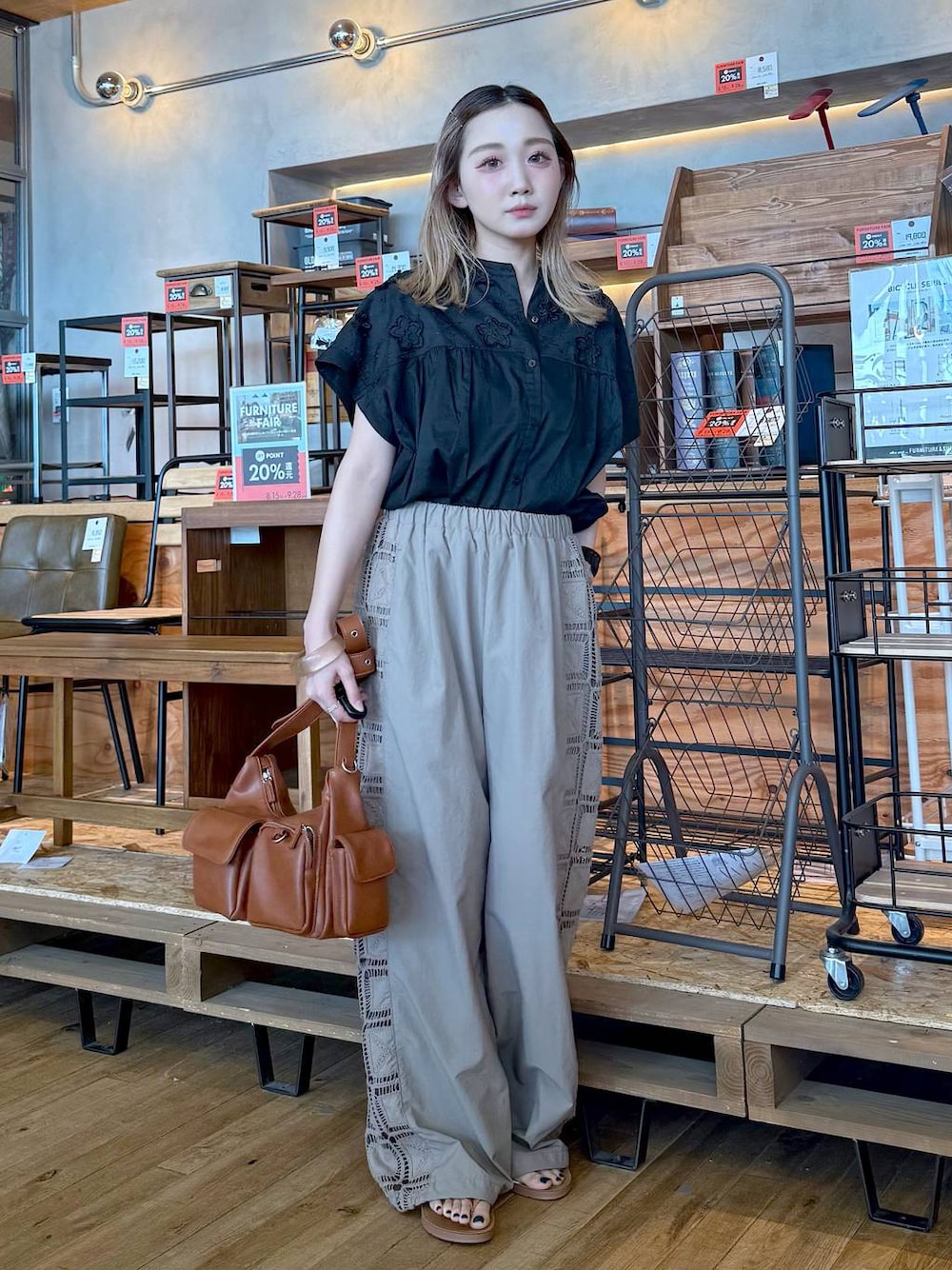 「大人カジュアル、差し色コーデ、低身長、個性派、デート/ロマンティック、女子会、旅行、niko and ...、シャツ、ブラウス、ワイドパンツ、パンツ、モノトーン、ショルダーバッグ、バッグ」｜「niko and...のオリジナルマルチ4ポケットショルダーバッグ（ショルダーバッグ、ブラウン系）」を使った、すなぎもさん（レディース・153cm）の夏コーディネートの1枚目の写真