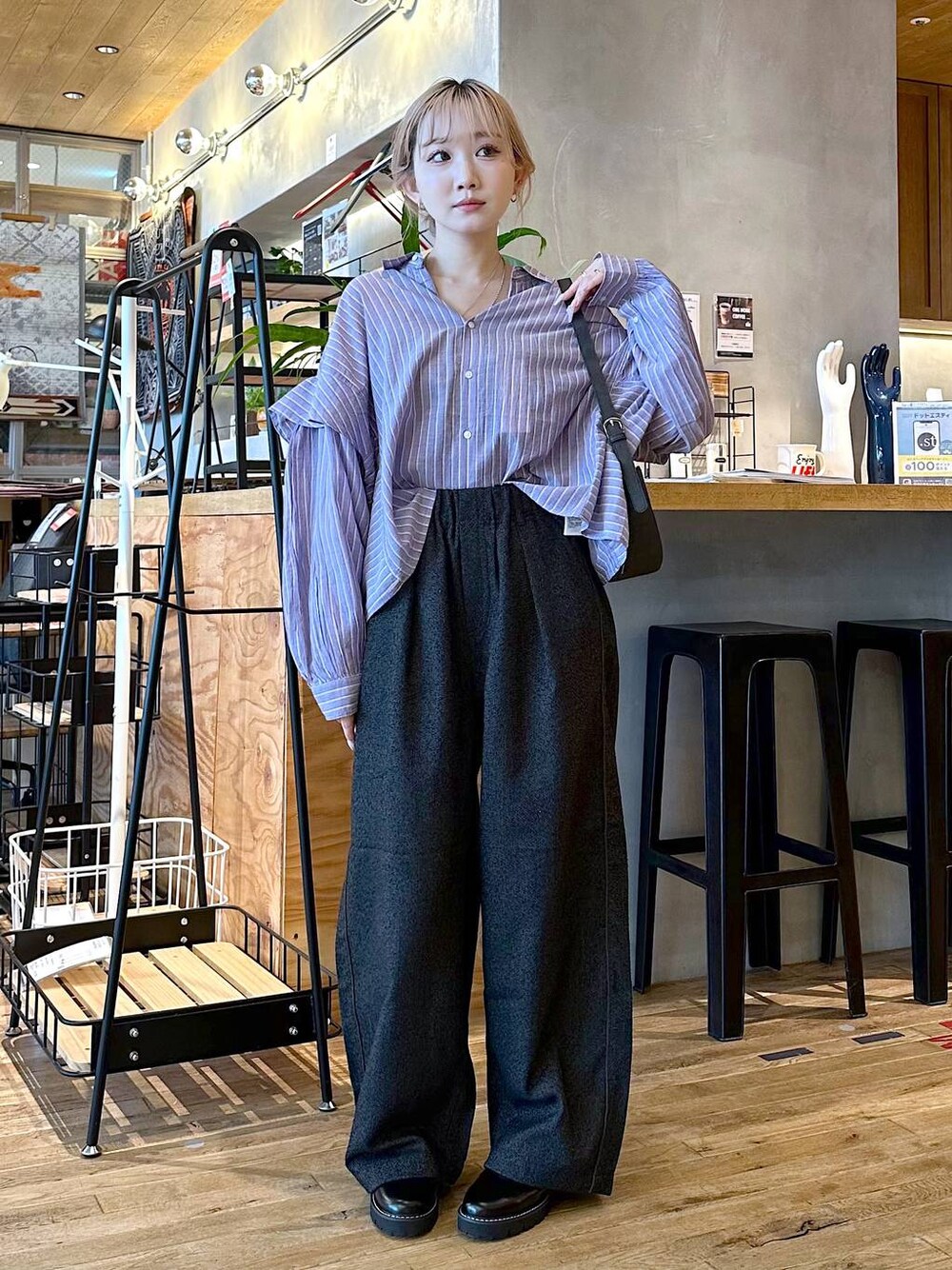 「パンツ、ショルダーバッグ、バッグ、オーバーサイズ、秋コーデ、秋冬新作、秋服準備はじめました、差し色コーデ、低身長、個性派、デート/ロマンティック、女子会、旅行、niko and ...、シャツ」｜「niko and...のプレミアムローンワイドシャツ（シャツ/ブラウス、パープル系）」を使った、すなぎもさん（レディース・153cm）の秋コーディネートの1枚目の写真