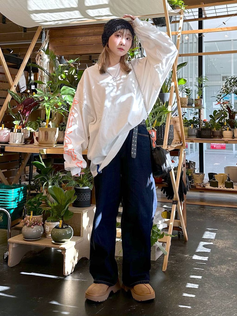 イエロー系のその他シューズ、ブルー系のデニムパンツ、ブラック系のショルダーバッグを着用したレディースの秋コーディネートの1枚目の写真