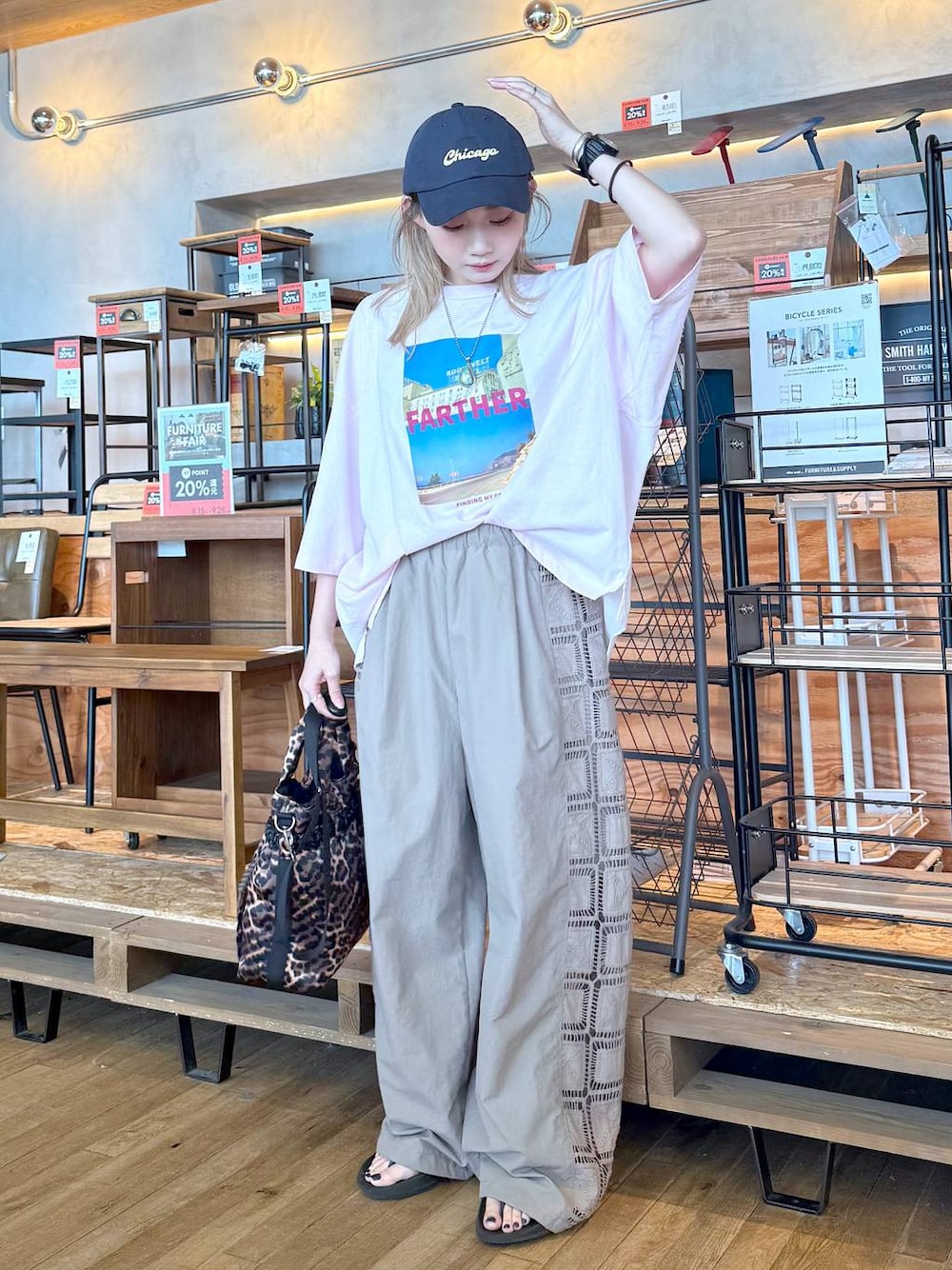 「差し色コーデ、低身長、個性派、デート/ロマンティック、女子会、旅行、niko and ...、キャップ、Tシャツ、ワイドパンツ、パンツ、ハンドバッグ、バッグ、サンダル、夏コーデ」｜「niko and...のバック布帛CITYフォトＴシャツ（Tシャツ/カットソー、ピンク系）」を使った、すなぎもさん（レディース・153cm）の夏コーディネートの1枚目の写真