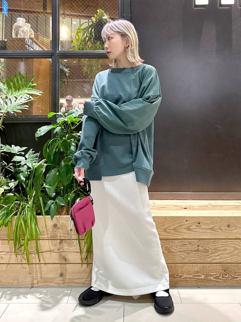 「差し色コーデ、低身長、個性派、女子会、旅行、niko and...、セールコーデ、Tシャツ、ロンT、オーバーサイズ、スカート、ロングスカート、NUMERALS、ショルダーバッグ、バッグ」｜「niko and...のオリジナルマイクロお財布ショルダーバッグ（ショルダーバッグ、パープル系）」を使った、すなぎもさん（レディース・153cm）の秋コーディネートの1枚目の写真
