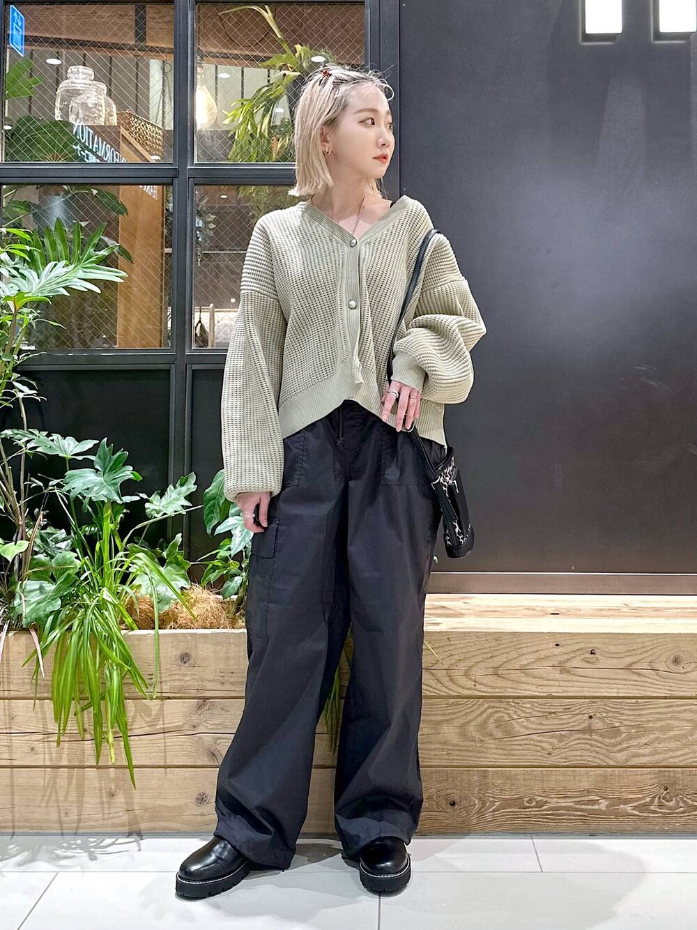 「差し色コーデ、低身長、個性派、niko and...、旅行、女子会、ヘアアクセサリー、カーディガン、ニット、ワイドパンツ、ショルダーバッグ、バッグ、セールコーデ、秋コーデ、デート/ロマンティック」｜「niko and...のミニバンス20Pセット[tiny tiny(ティニーティニー)]（バレッタ/ヘアクリップ、その他）」を使った、すなぎもさん（レディース・153cm）の夏コーディネートの1枚目の写真