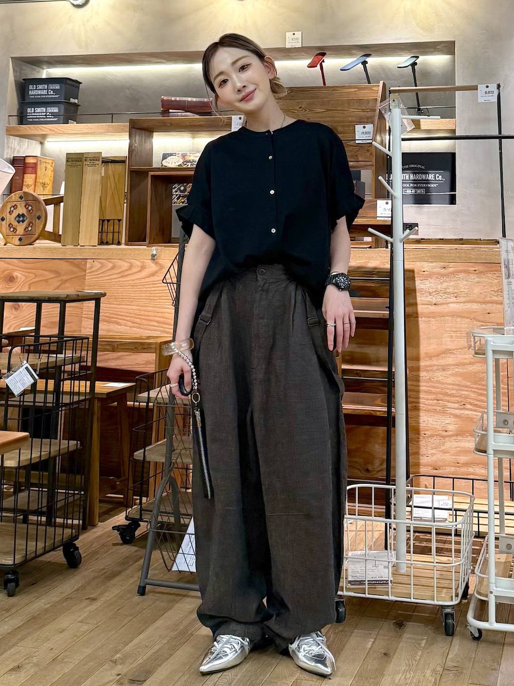 「差し色コーデ、低身長、個性派、デート/ロマンティック、女子会、旅行、niko and ...、シャツ、シャツスタイル、ブラウス、ワイドパンツ、パンツ、パンプス、夏コーデ、春夏コーデ」｜「niko and...のFINEリネンツイルパンツ（その他パンツ、ブラウン系）」を使った、すなぎもさん（レディース・153cm）の夏コーディネートの1枚目の写真
