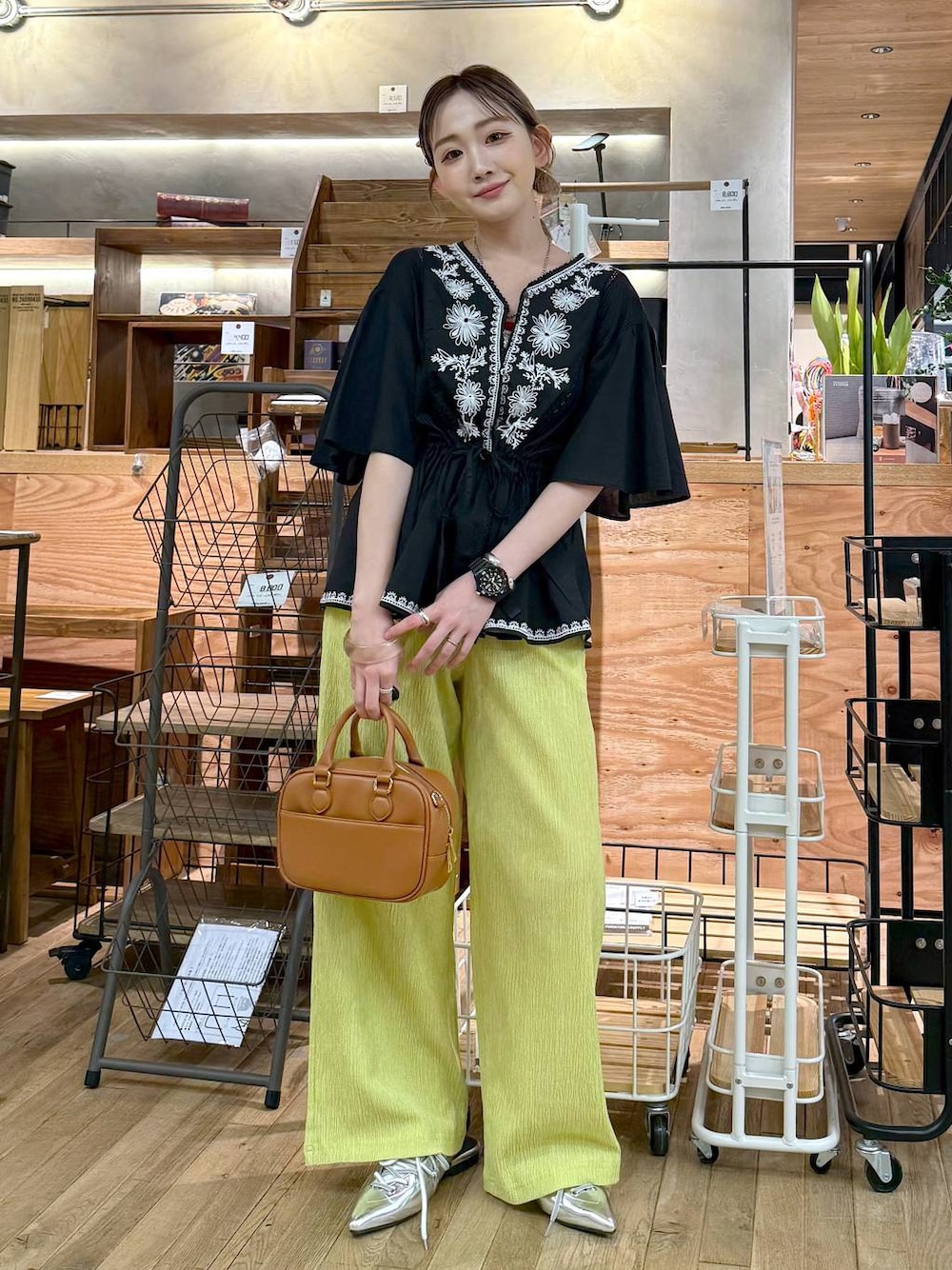 イエロー系のその他パンツ、グレー系のサンダル、イエロー系のボストンバッグを着用したレディースの夏コーディネートの1枚目の写真