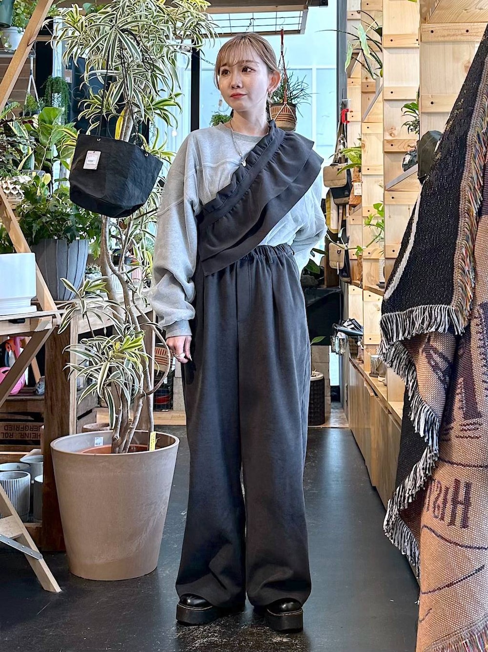 グレー系のその他パンツ、グレー系のスウェットを着用したレディースの冬コーディネートの1枚目の写真