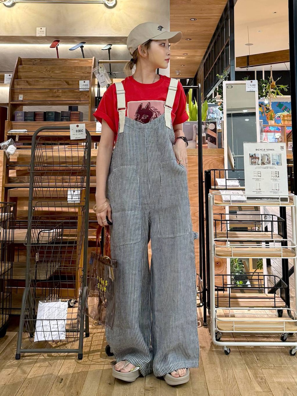 「差し色コーデ、低身長、個性派、デート/ロマンティック、女子会、旅行、niko and ...、キャップ、Tシャツ、サロペット、ワイドパンツ、トートバッグ、バッグ、ハンドバッグ、FISHS EDDY」｜「niko and...のオリジナルアソートロゴ刺繍キャップ（キャップ、ベージュ系）」を使った、すなぎもさん（レディース・153cm）の春コーディネートの1枚目の写真