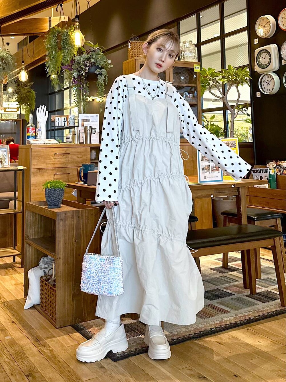 ベージュ系のローファー、グレー系のショルダーバッグ、ホワイト系のTシャツ/カットソーを着用したレディースの冬コーディネートの1枚目の写真