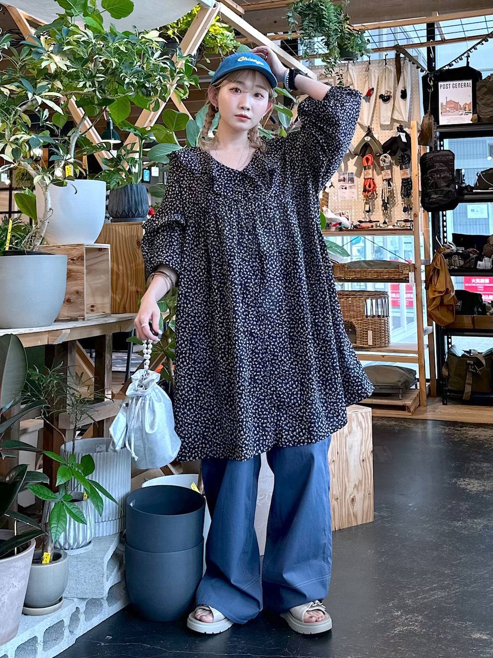 ベージュ系のサンダル、ブルー系のその他パンツ、ベージュ系のキャミソールを着用したレディースの夏コーディネートの1枚目の写真