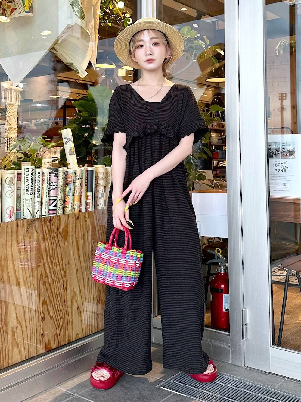 「差し色コーデ、低身長、個性派、デート/ロマンティック、女子会、旅行、niko and ...、ハット、ハンドバッグ、バッグ、サンダル、大人カジュアル、カジュアル、カジュアルコーデ、ガーリー」｜「niko and...のオリジナルボリュームスライドサンダル（サンダル、レッド系）」を使った、すなぎもさん（レディース・153cm）の春コーディネートの1枚目の写真