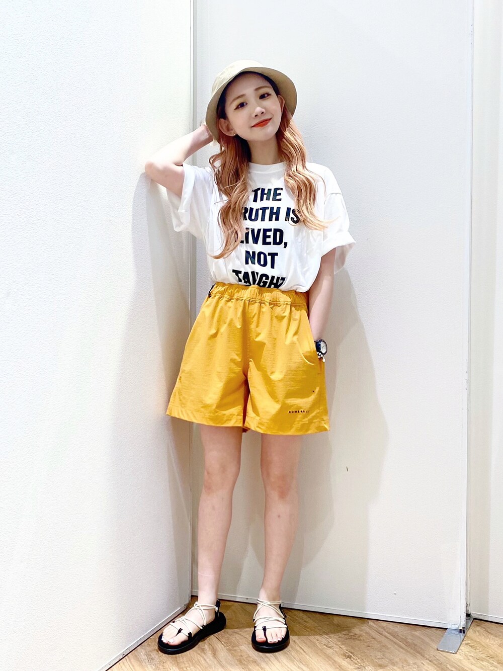 「ニコアンド、niko and ...、ヌメラルズ、NUMERALS、夏だ！Tシャツ着よう！、夏、リラックススタイル、シンプルコーデ、低身長コーデ、低身長、summer、ショートパンツ、バケットハット、teva、イエロー」｜「FRUIT OF THE LOOMの【FRUIT OF THE LOOM(フルーツ オブ ザ ルーム)】別注バケットハット（ハット、ベージュ系）」を使った、すなぎもさん（レディース・153cm）の夏コーディネートの1枚目の写真