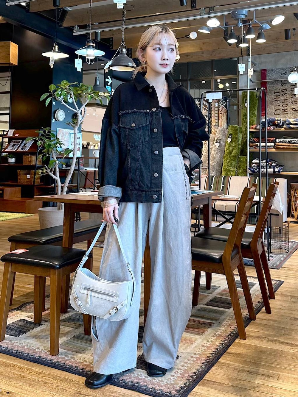 「差し色コーデ、低身長、個性派、デート/ロマンティック、女子会、旅行、niko and ...、デニムジャケット、ジャケット、ジャケットスタイル、キャミソール、ワイドパンツ、パンツ、ショルダーバッグ、バッグ」｜「niko and...の[MODE NORM CORE]リメイク風モンスターGジャン（デニムジャケット、ブラック系）」を使った、すなぎもさん（レディース・153cm）の秋コーディネートの1枚目の写真